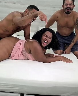 Bastidores da gravação com a novinha bbw mulata dando cu e buceta e ganhando muito leite