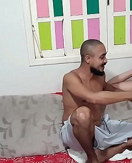 Convidou o amigo que pediu pra usar o banheiro pra comer a namorada novinha de 19 anos - Desirenovinha - Leo Ogro - Rock Maiaa