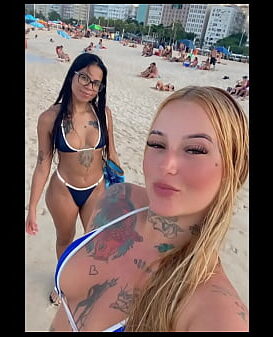 Depois da praia em Copacabana tomei um banho com minha amiga e se pegamos no chuveiro
