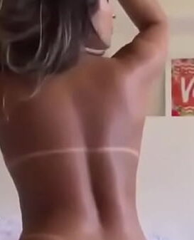 Morena com bumbum