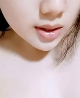 Hermosa Asiatica en el baño