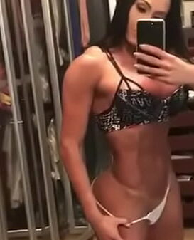 Morena de bikine